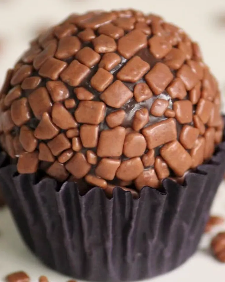Detalhe da cobertura de granulado de chocolate de um brigadeiro Kathe's Candy