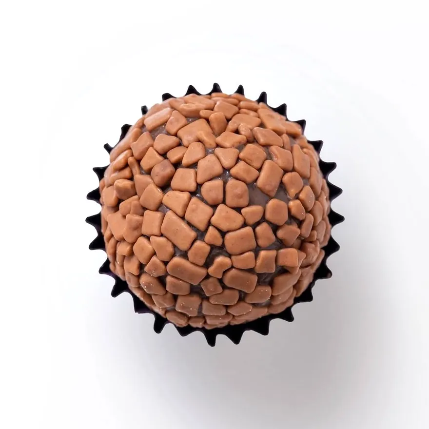 Brigadeiro belga coberto de granulado de chocolate, visto de cima, na forminha